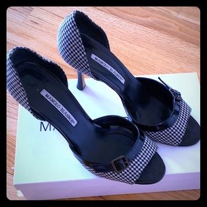 Black heels with checkered pattern